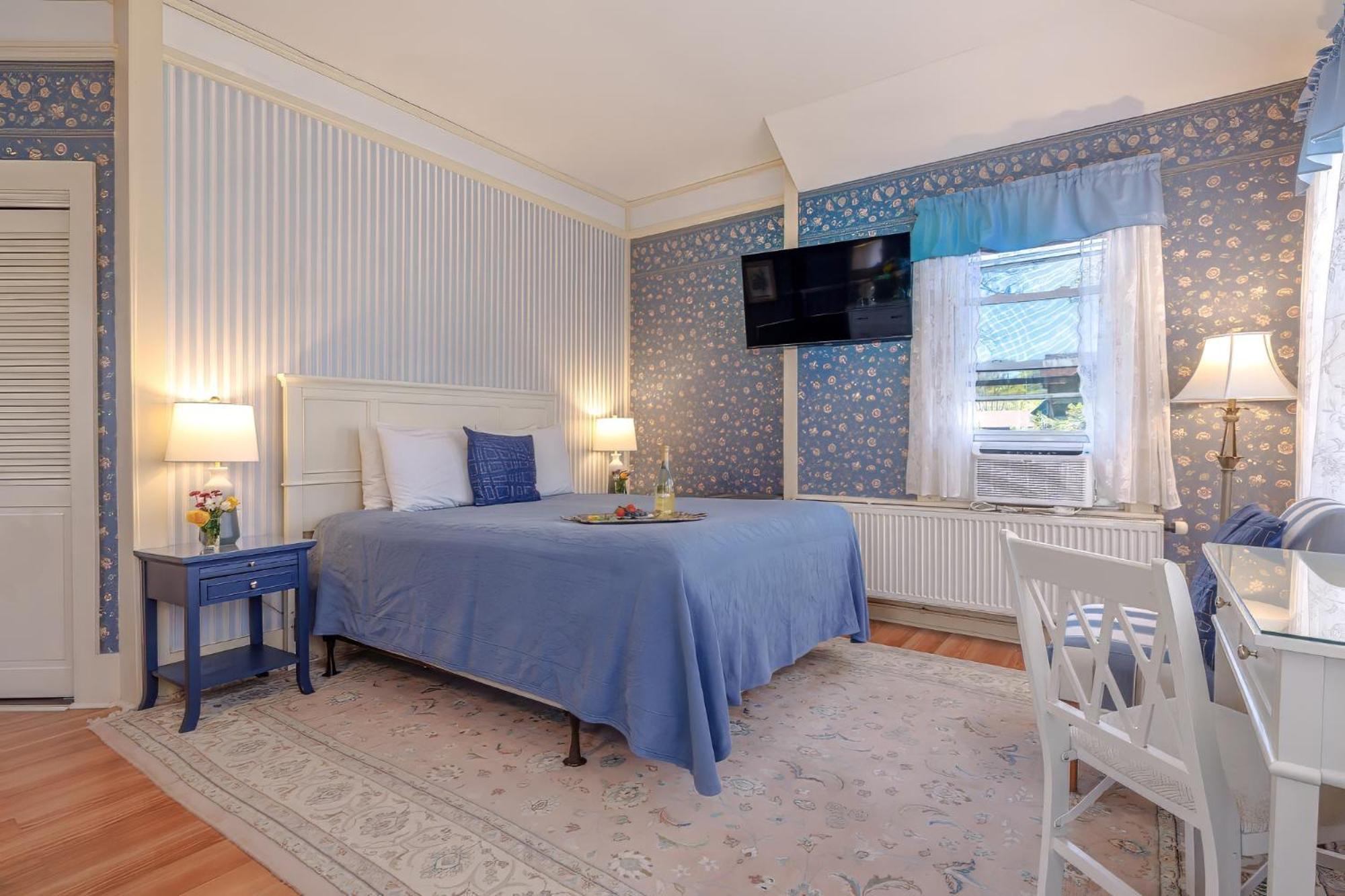 Deluxe Queen Room Louisburg