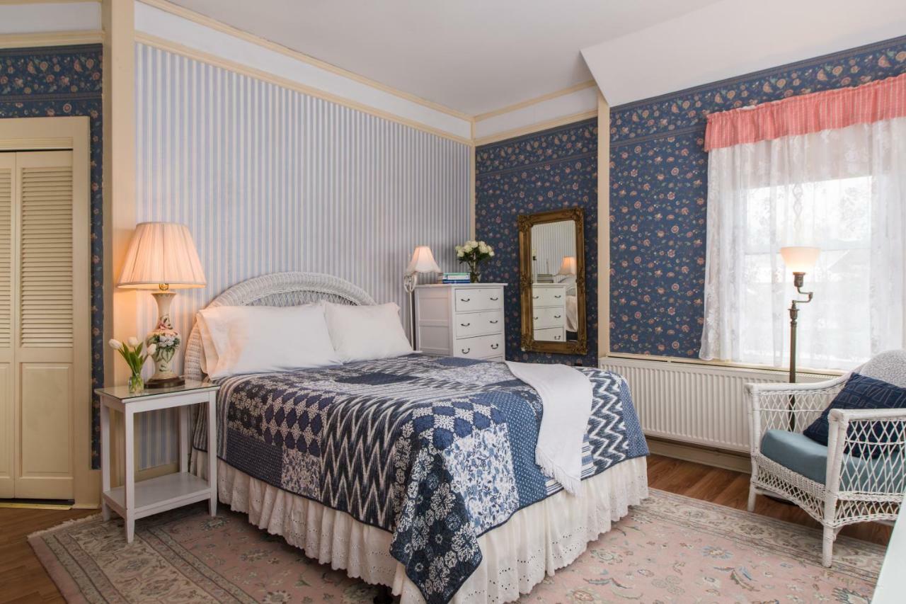 Deluxe Queen Room Louisburg